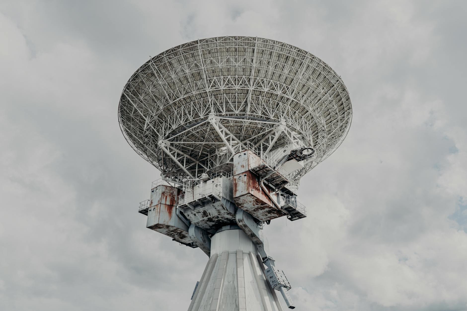 A radio telescope searching for extraterrestrial signals, one response to the zoo hypothesis aliens idea.